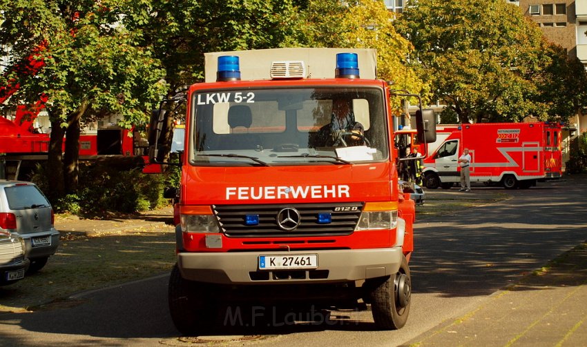 Einsatz BF Koeln Hoehenretter Koeln Stammheim Georg Beyerstr P139.JPG